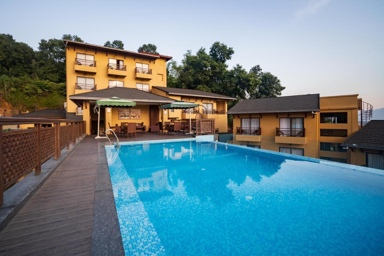 Bar Peepal Resort Pokhara Exterior foto The swimming pool at the resort