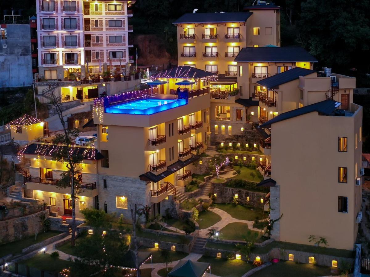 Bar Peepal Resort Pokhara Exterior foto The hotel at night