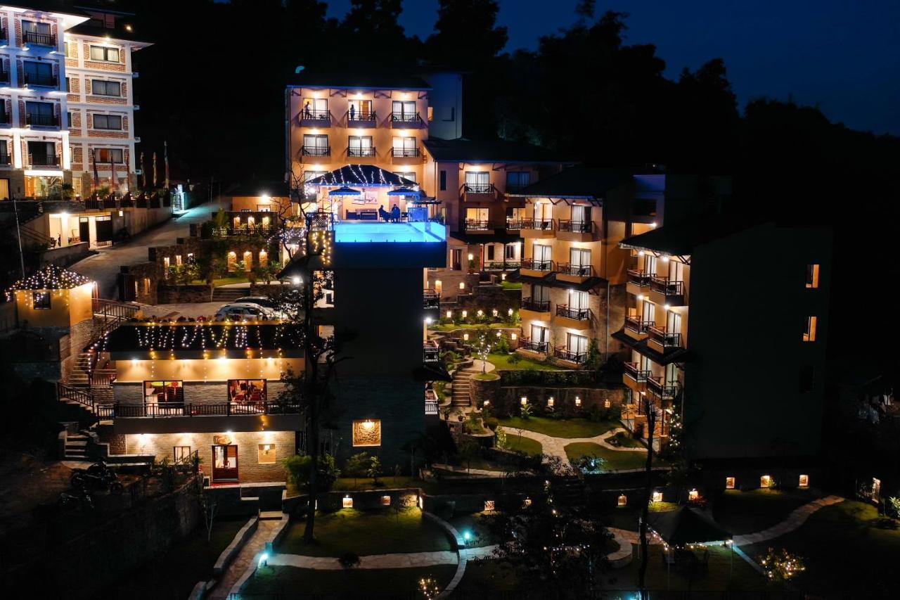 Bar Peepal Resort Pokhara Exterior foto The resort at night