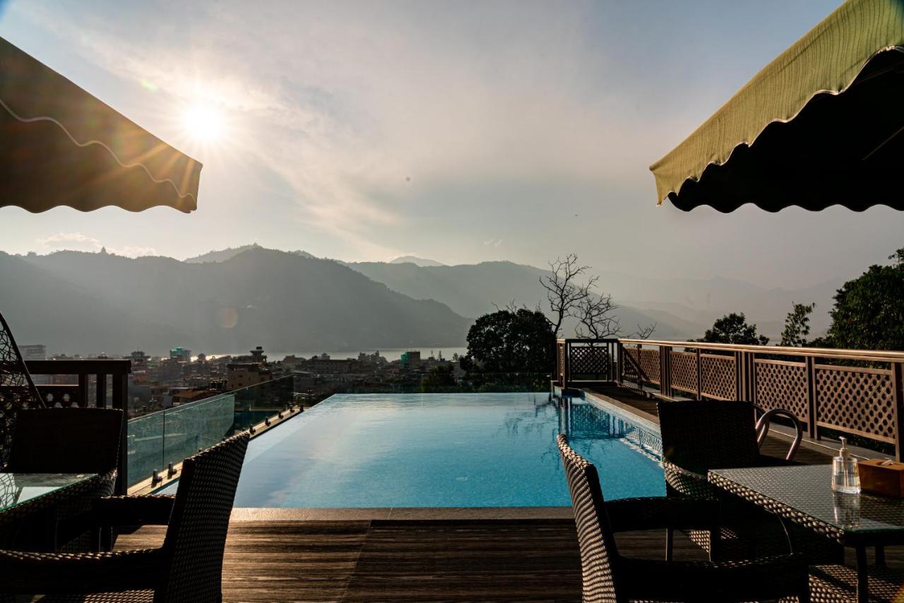 Bar Peepal Resort Pokhara Exterior foto The swimming pool at the hotel