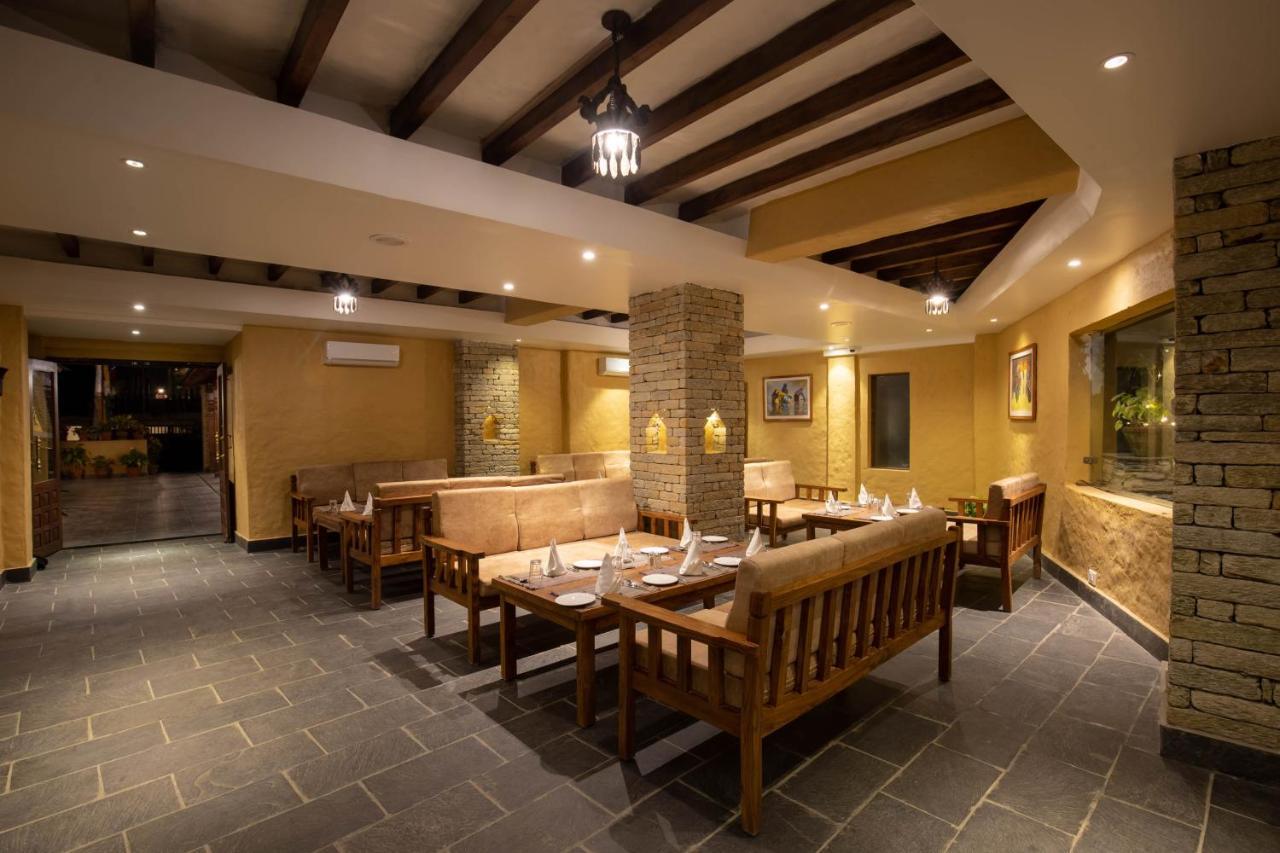 Bar Peepal Resort Pokhara Exterior foto The restaurant at the resort