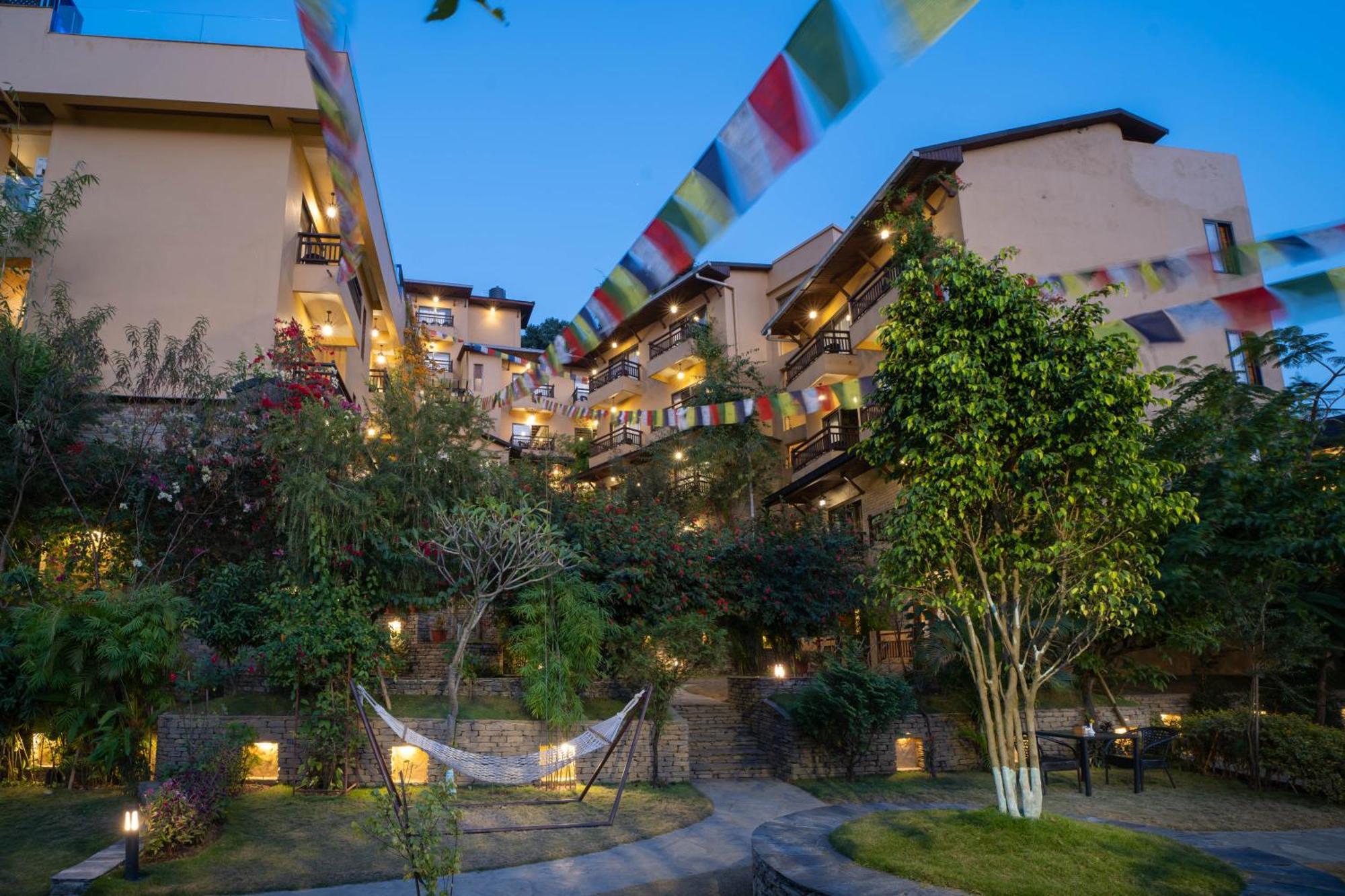 Bar Peepal Resort Pokhara Exterior foto The hotel at night