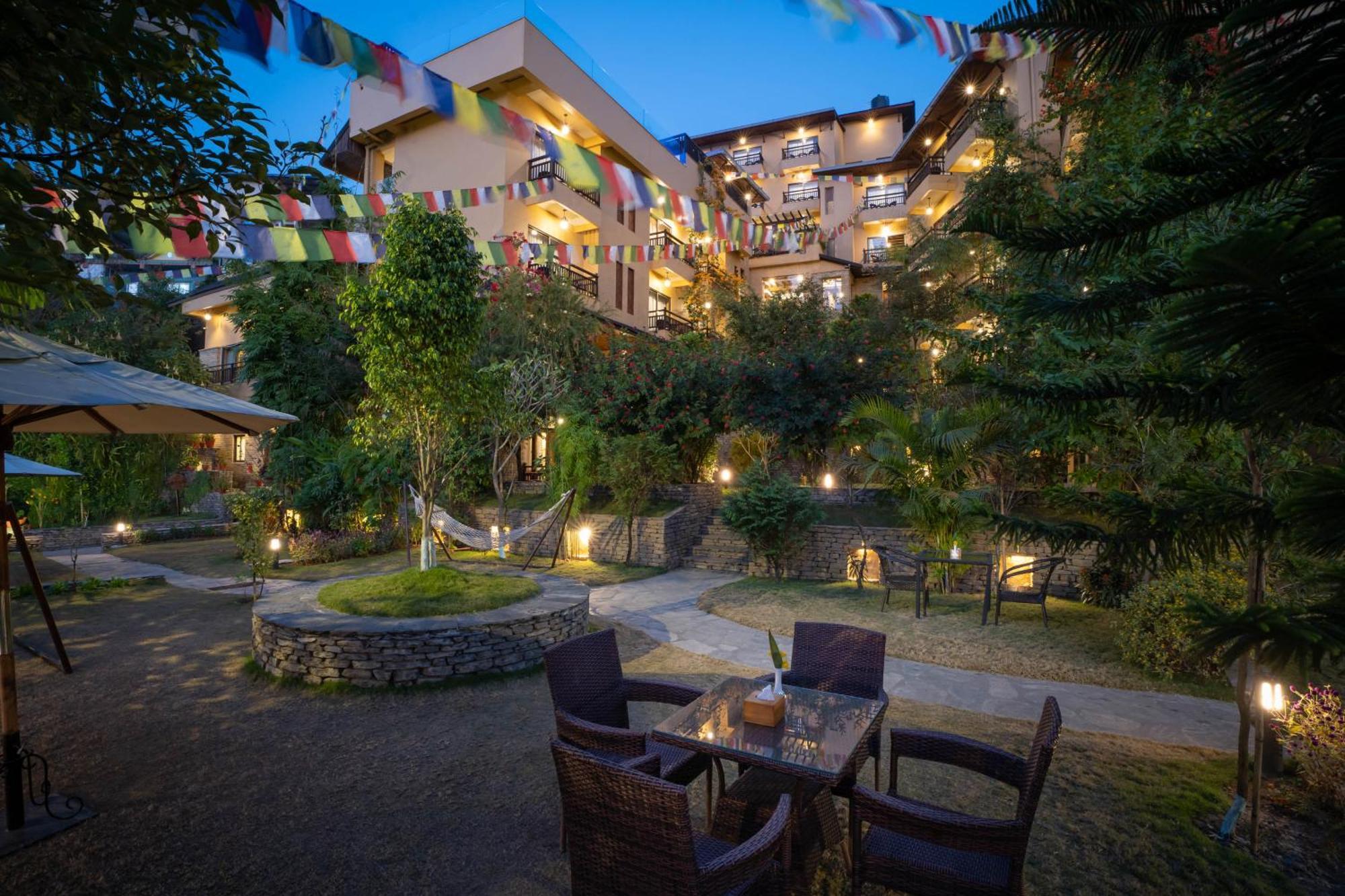 Bar Peepal Resort Pokhara Exterior foto The hotel's courtyard