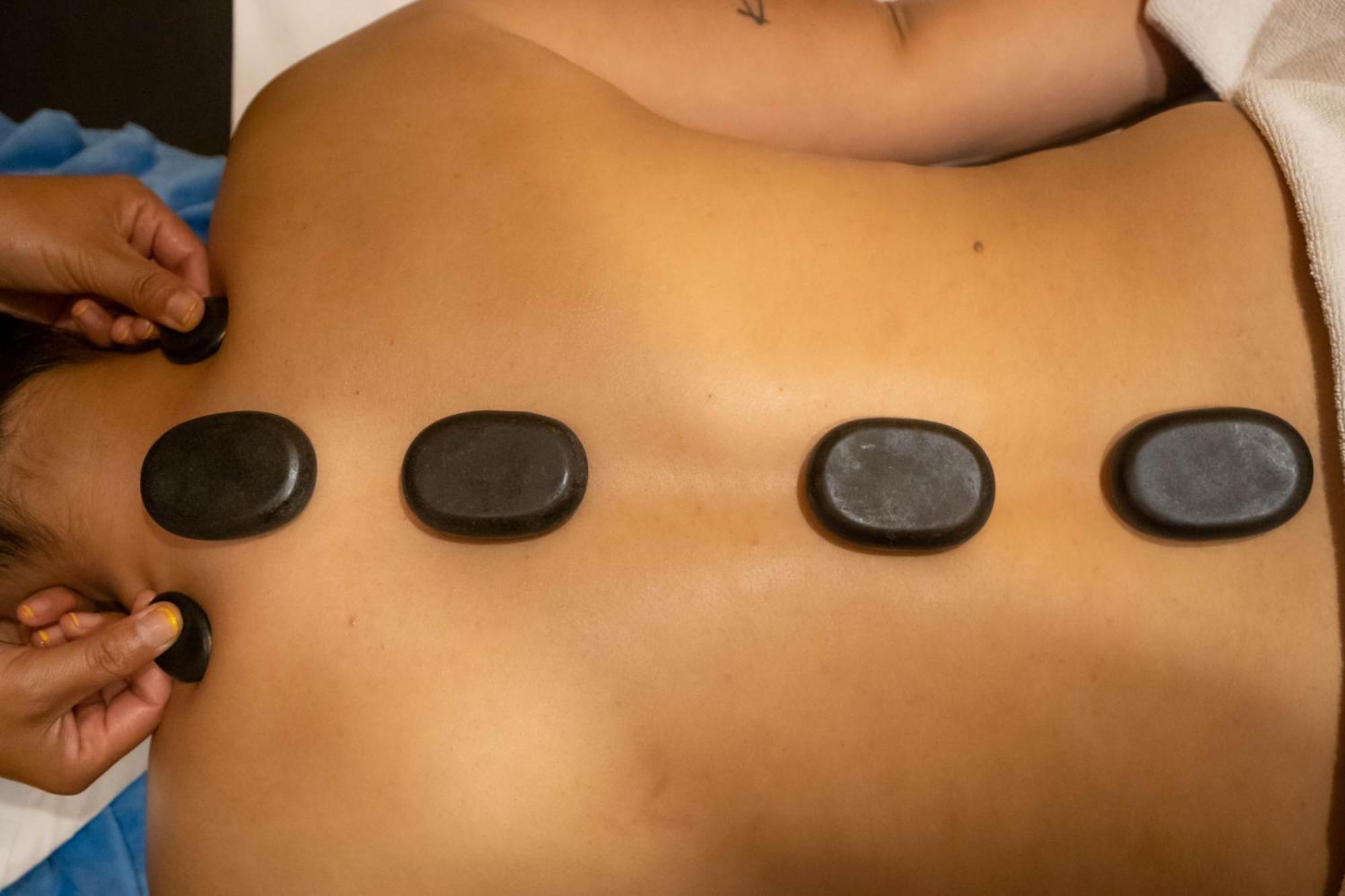 Bar Peepal Resort Pokhara Exterior foto Hot stone massage