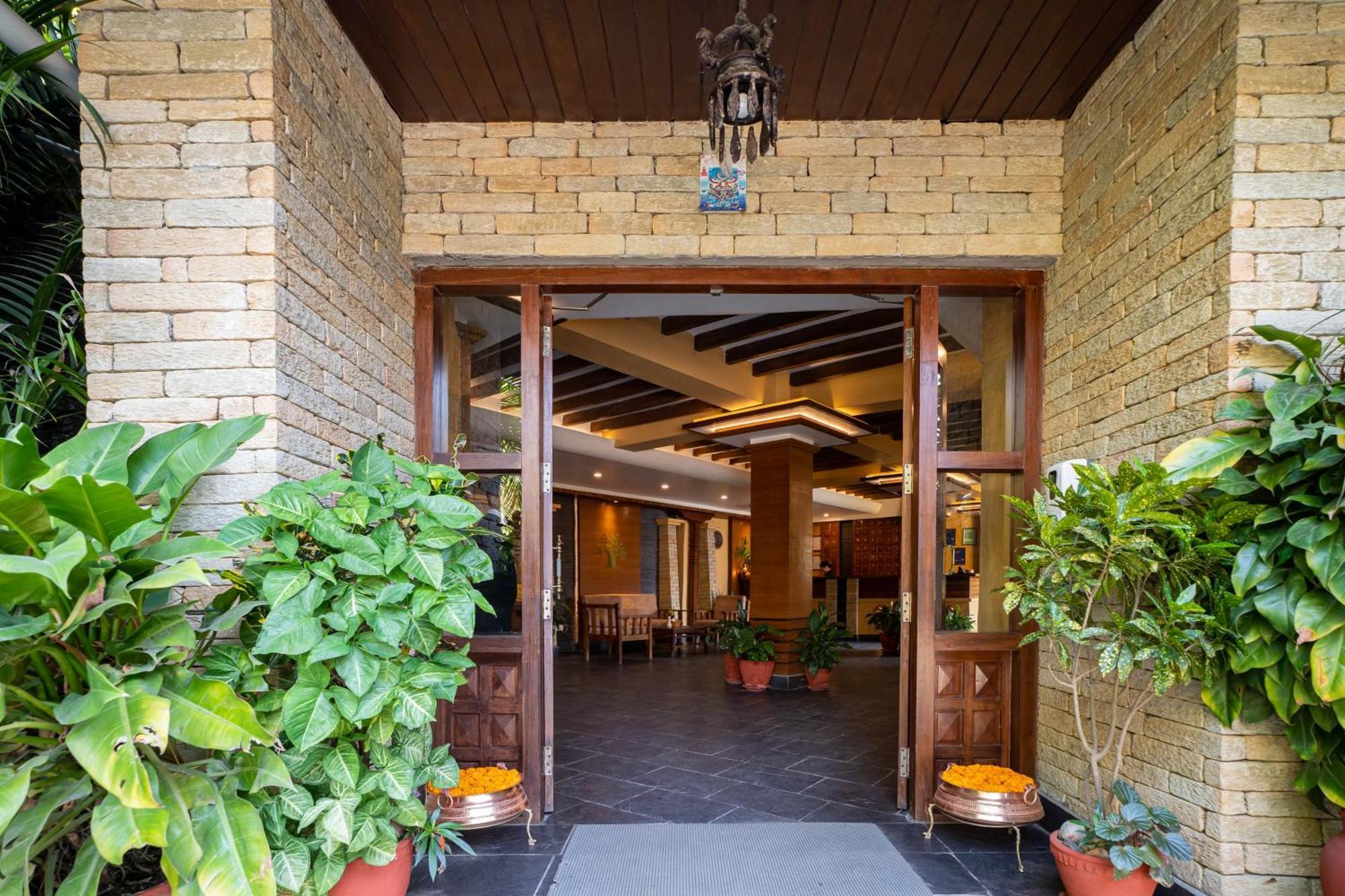 Bar Peepal Resort Pokhara Exterior foto Entrance to the hotel