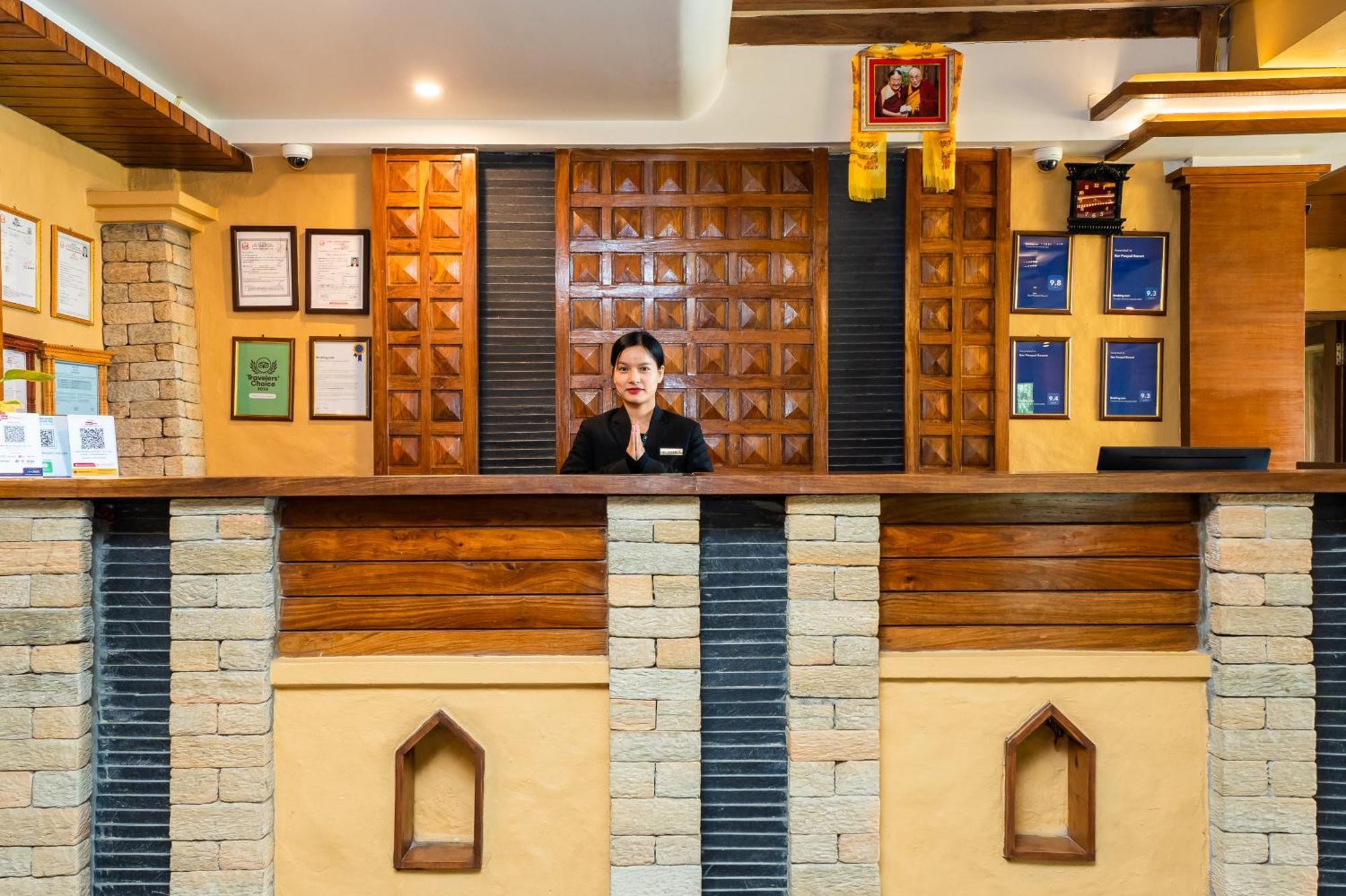 Bar Peepal Resort Pokhara Exterior foto Reception at the hotel